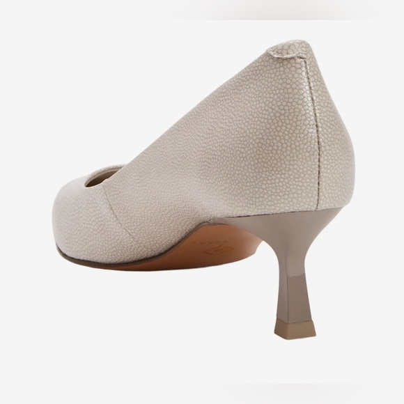 Katy Perry

The Golden Pump - Picture 4 of 11